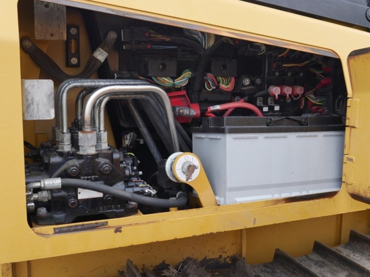 2005-caterpillar-d3-image-15