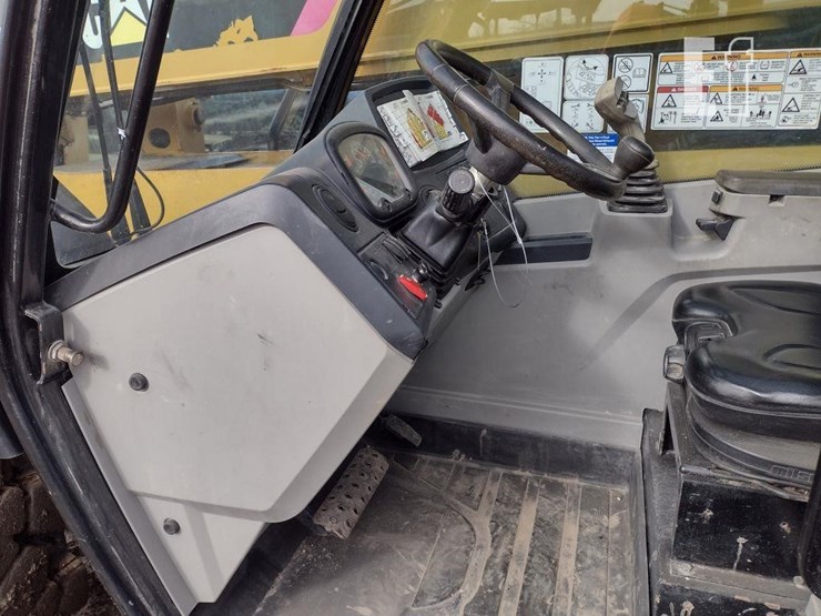 2019-caterpillar-tl1055d-image-11
