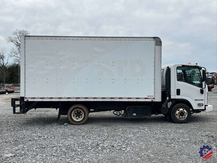 2019-isuzu-npr-image-5