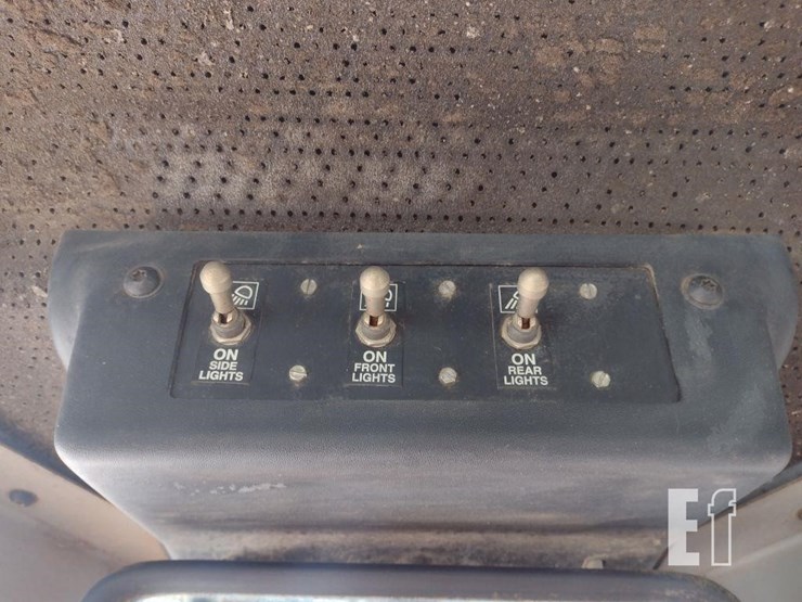 2005-caterpillar-d4g-xl-image-9