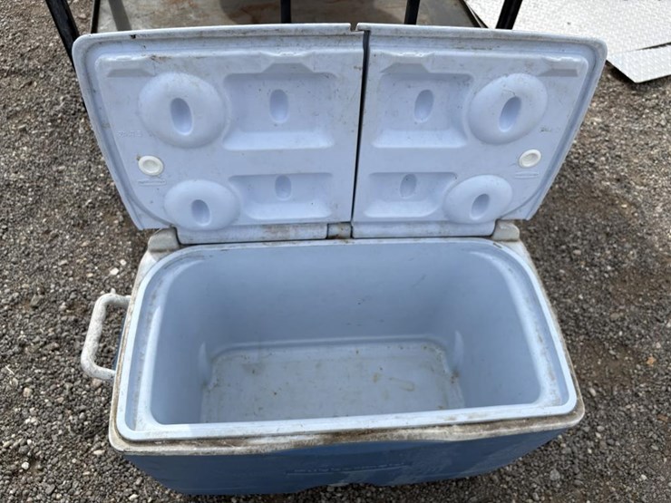 #167-•-rubber-maid-cooler-w/-wheels-image-3