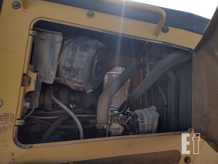 2008-deere-750j-lt-image-39