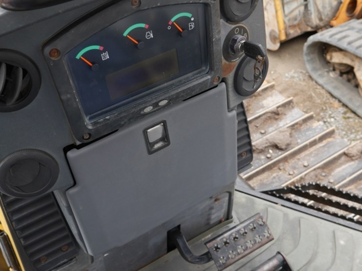 2005-caterpillar-d3-image-10