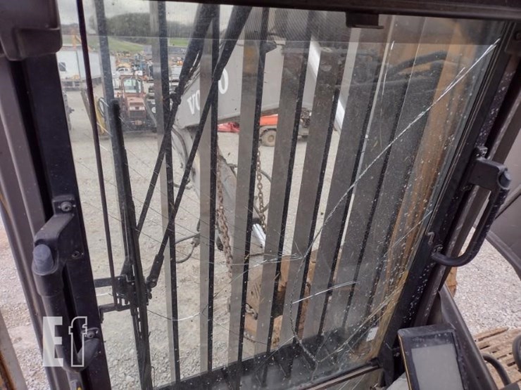 2015-volvo-ec220e-lr-image-8