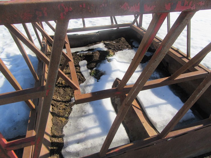 #8972-•-pmc-500-round-bale-feeder-image-3