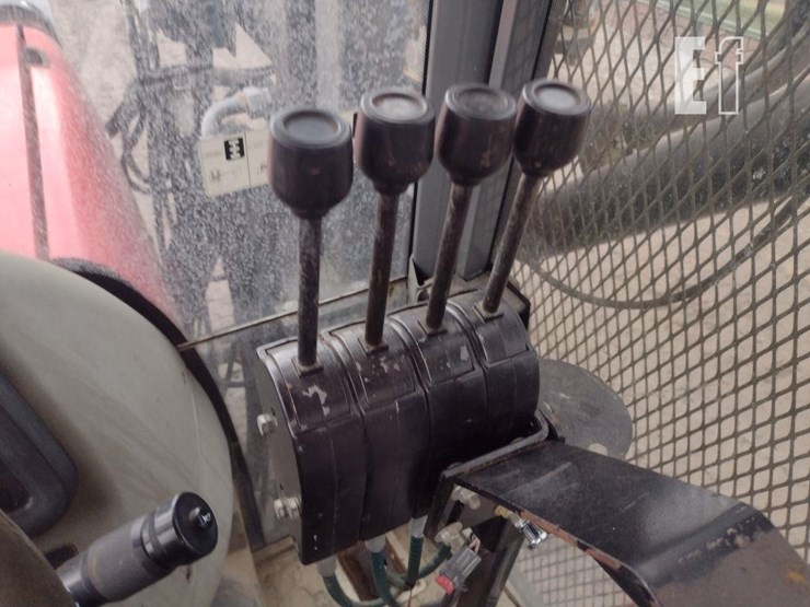 2002-massey-ferguson-4233-image-9