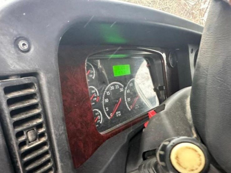 2018-freightliner-114sd-image-43