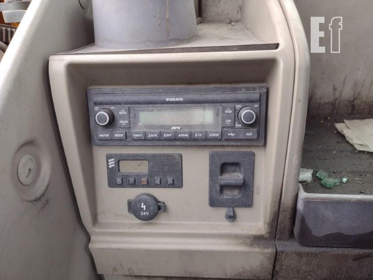 2015-volvo-ec220e-lr-image-15