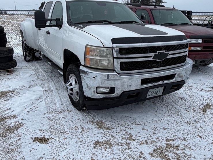 2013-chevrolet-3500-image-2