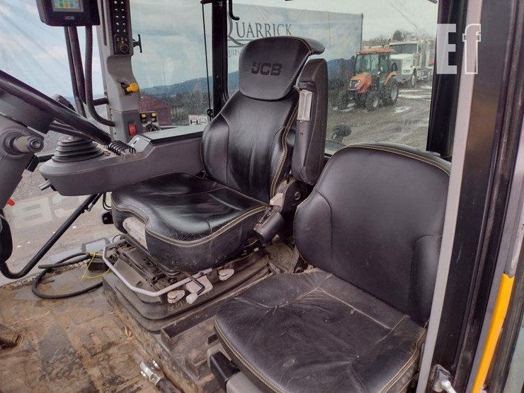 jcb-fastrac-4220-image-16