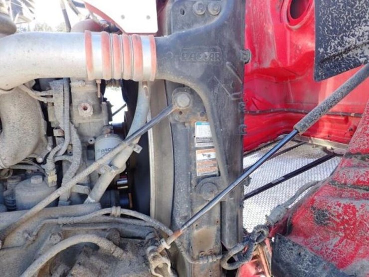 2016-peterbilt-567-image-40