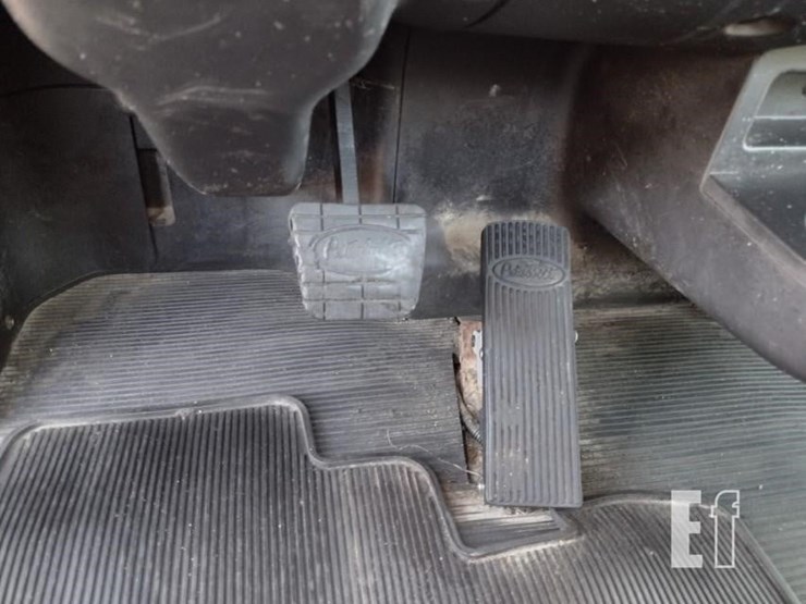 peterbilt-330-image-10