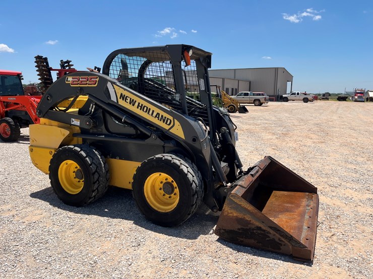 2014-new-holland-l225-image-5