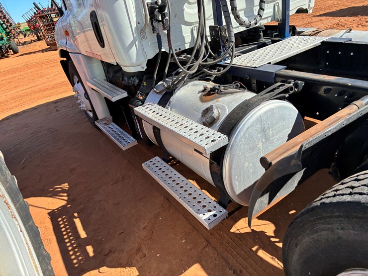 #t8415-•-freightliner-truck-image-8