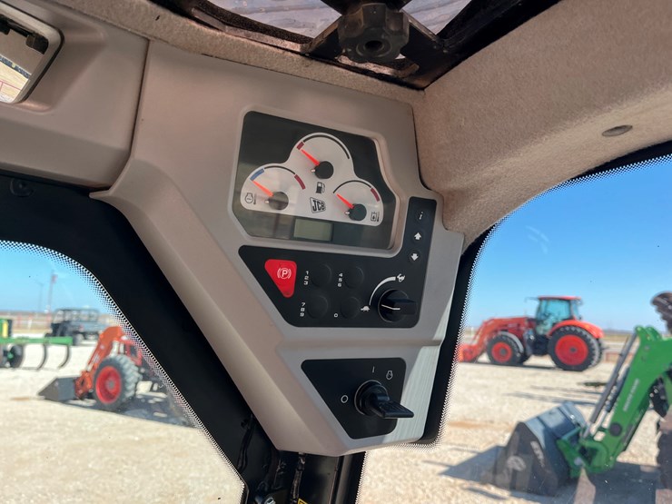 2020-jcb-3ts-8w-image-18
