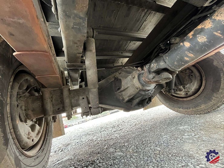 2019-isuzu-npr-image-37