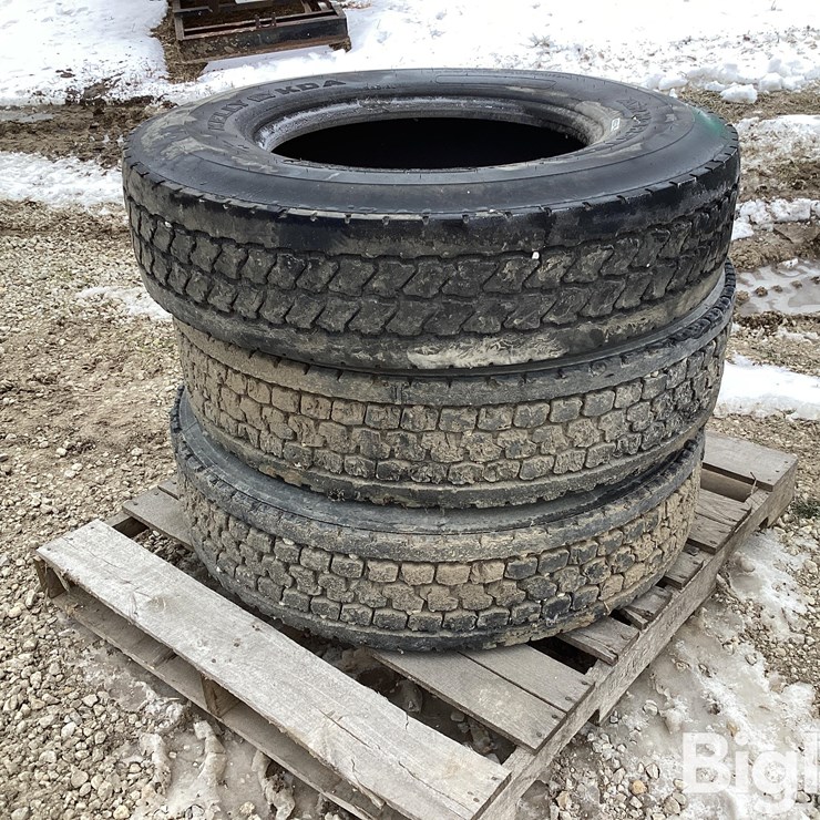 11R22.5 Tires