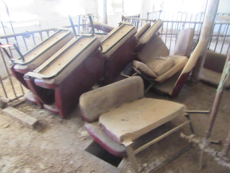 #8986-•-lot-of-bus-seats-image-1