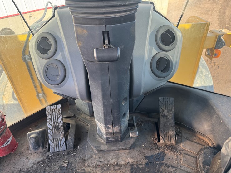 2020-deere-624l-image-25