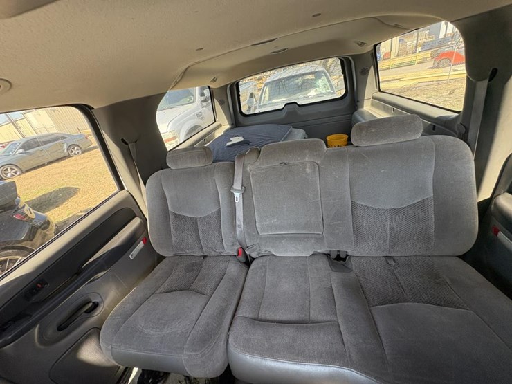 2002-chevrolet-suburban-image-12