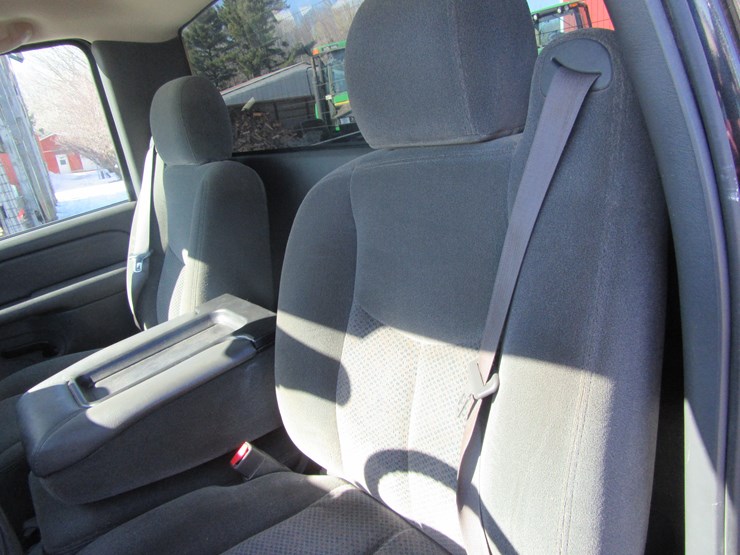 2004-chevrolet-2500-image-35