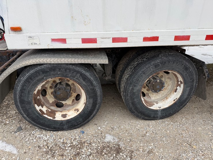 #1031-•-frieghtliner-conventional-image-8