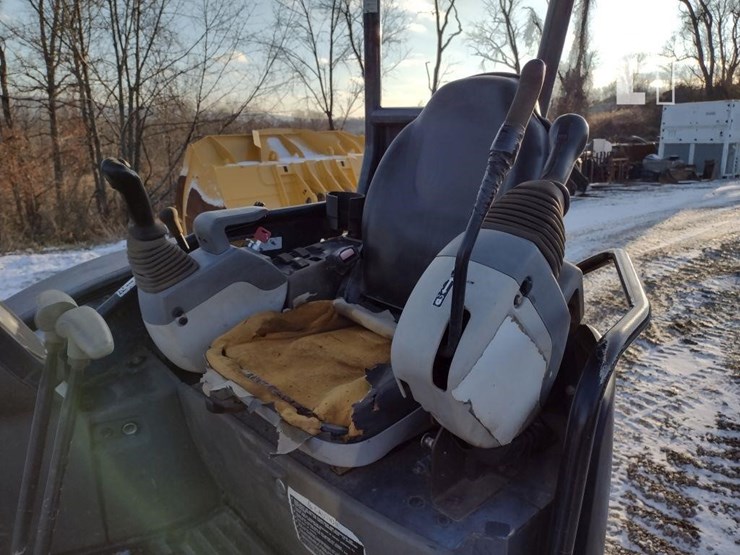 2013-deere-35d-image-12