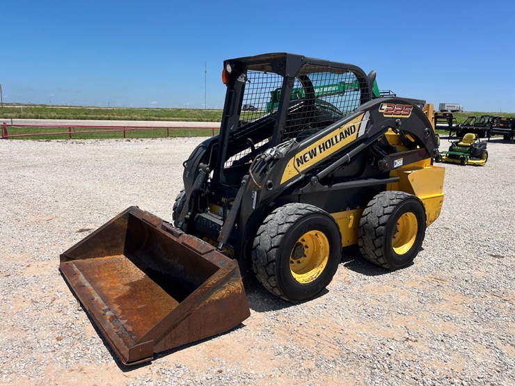 2014-new-holland-l225-image-1