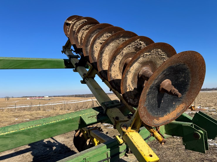 john-deere-220-image-11