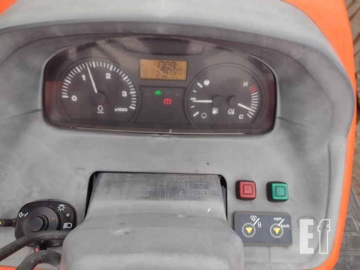 10-kubota-m108-tractor-image-12