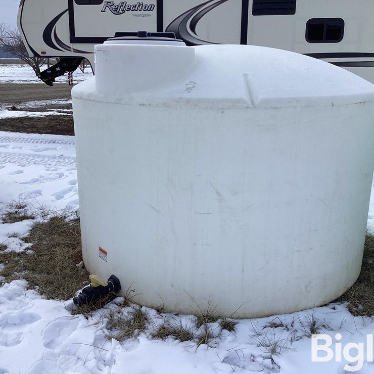 1,550-Gallon Water/Liquid Fertilizer Tank