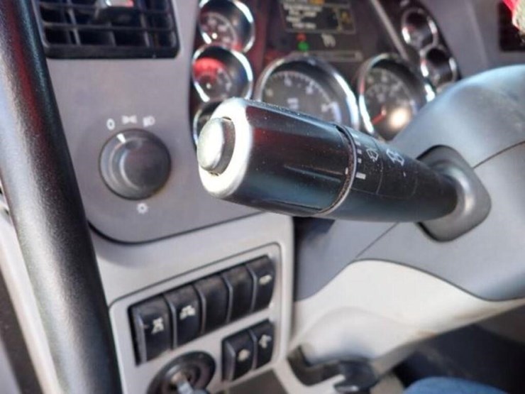 2016-peterbilt-567-image-29