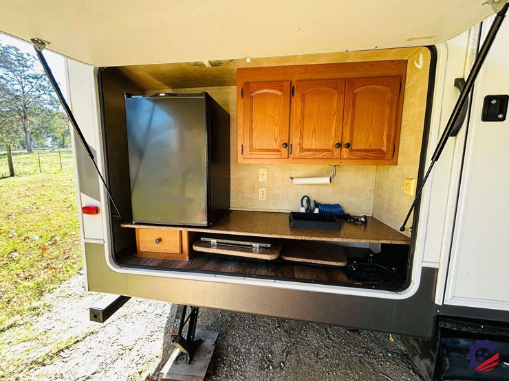 2011-keystone-hornet-platinum-31rbds-t/a-camper-trailer-image-35