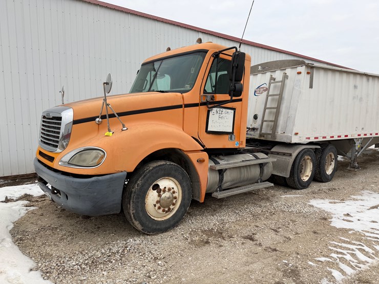 #1031-•-frieghtliner-conventional-image-1