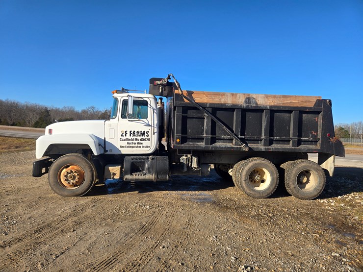 1999-mack-rd690s-image-8