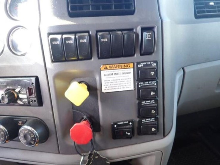 2016-peterbilt-567-image-25