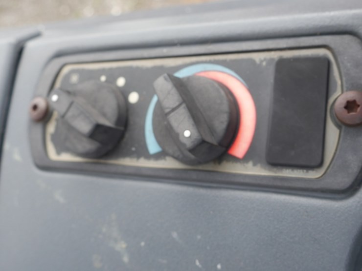 2005-caterpillar-d3-image-16