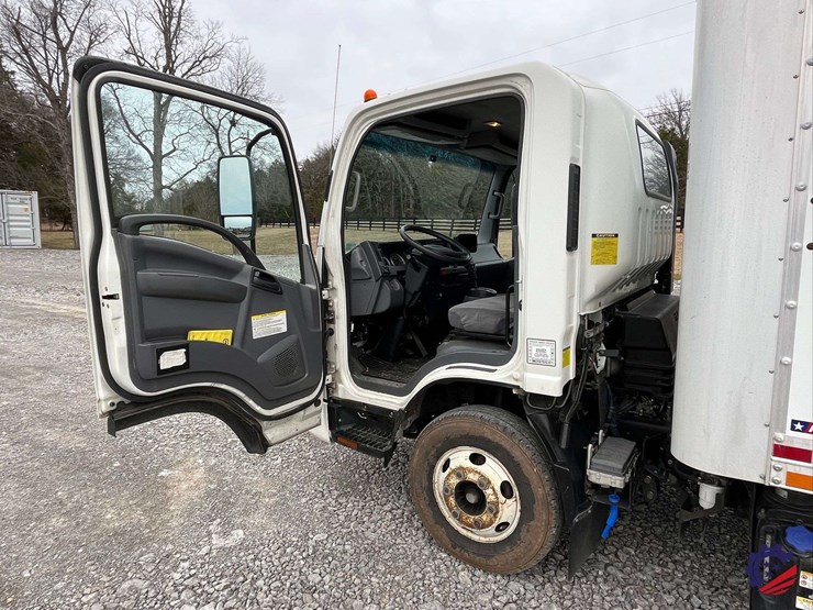 2019-isuzu-npr-image-58