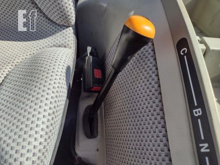 2017-john-deere-4052r-image-12