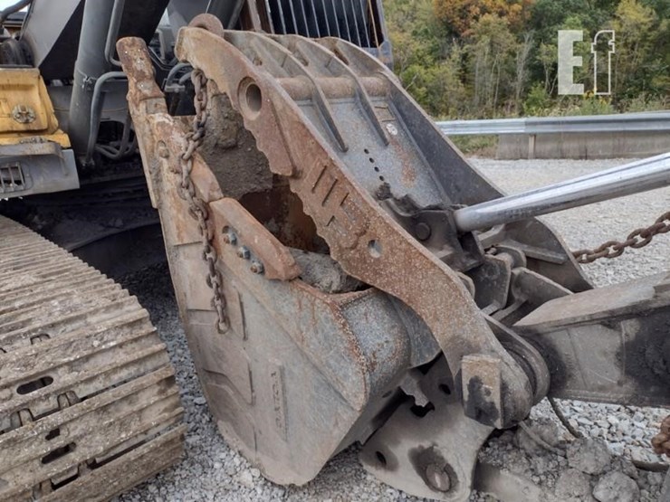 2015-volvo-ec220e-lr-image-22