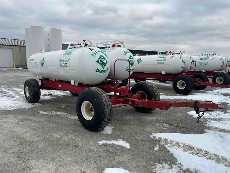 ag-systems-twin 1000-gal.-nh3-tanks-on-gear-#g5-image-1