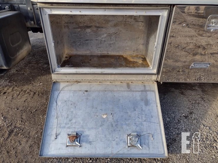 peterbilt-330-image-40