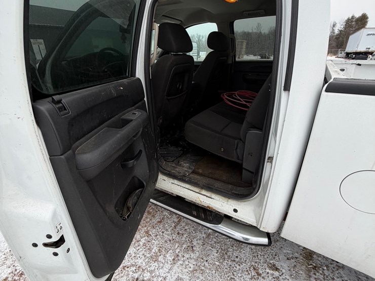 2013-chevrolet-3500-image-11