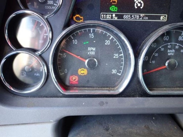 2016-peterbilt-567-image-19