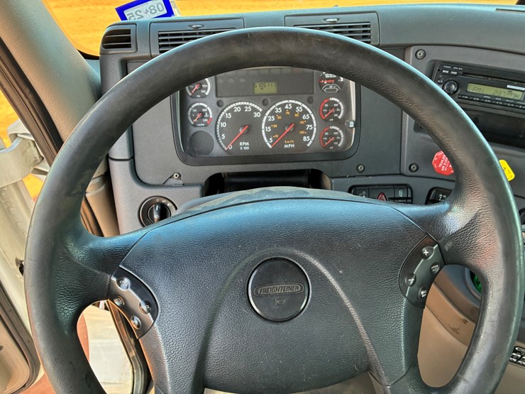 #t8415-•-freightliner-truck-image-13