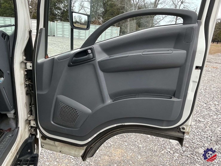 2019-isuzu-npr-image-51