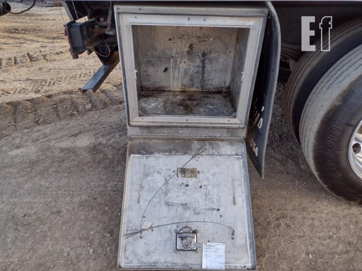 peterbilt-330-image-39