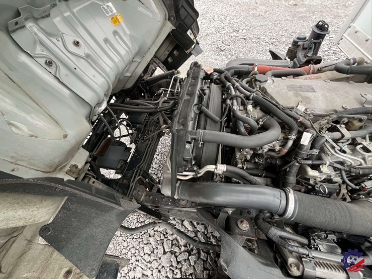 2019-isuzu-npr-image-46