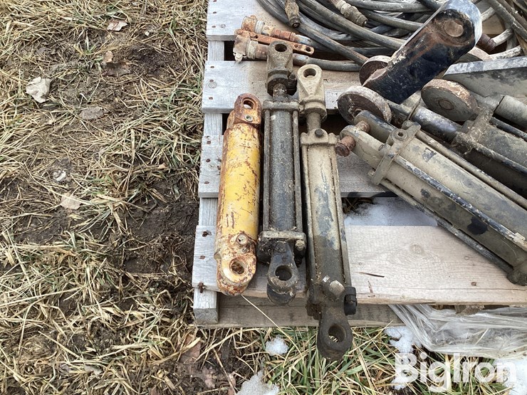 hydraulic-cylinders-and-hoses-image-10