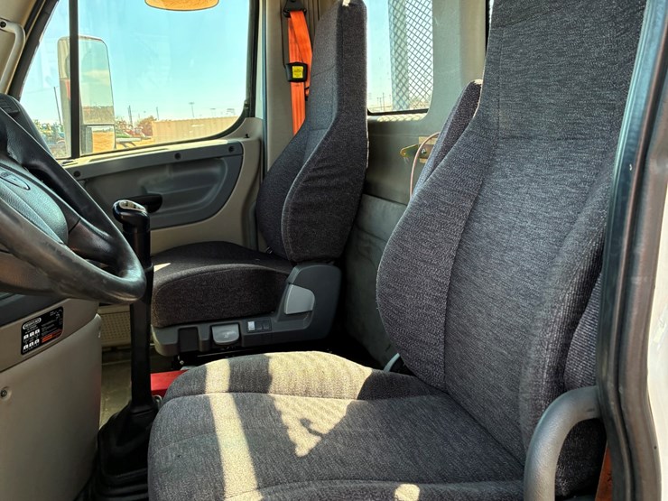 #t8415-•-freightliner-truck-image-10